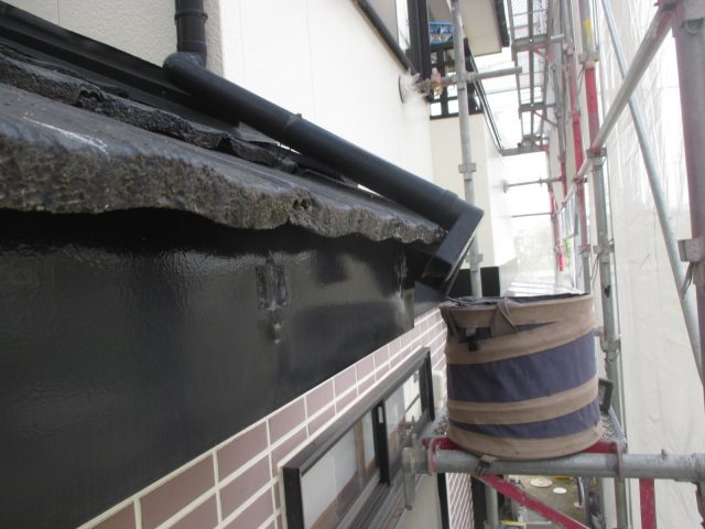 高砂市の交換における既存軒樋の取り外し